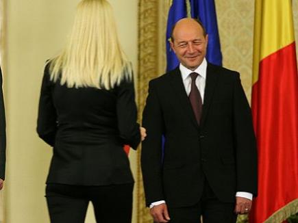 Băsescu, despre Udrea: Niciodată nu voi spune unei femei "Dă-ţi jos rochia asta că-i prea strâmtă" (VIDEO)
